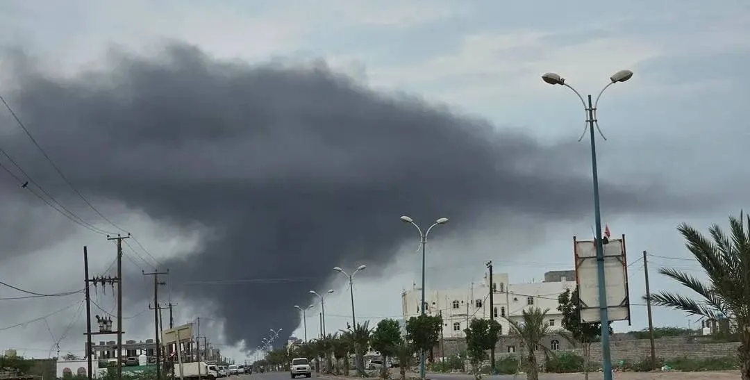 هجوم حوثي واسع يستهدف ميناء المخا في اليمن