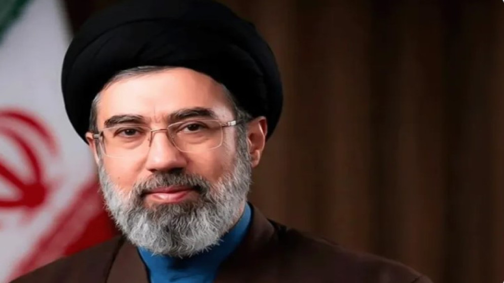 مجتبى خامنئي يلتقي الرئيس مسعود بزشكيان في ظهور نادر