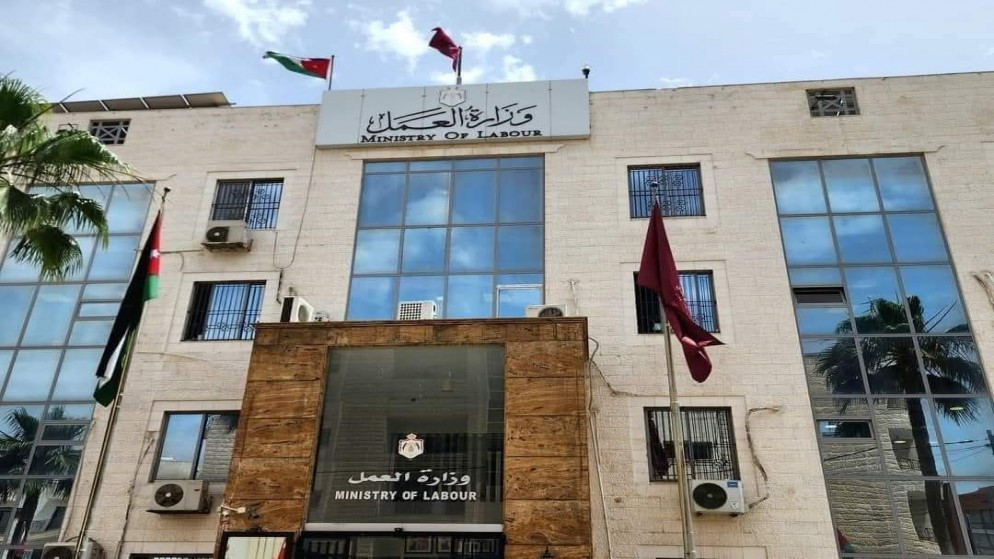 الحكومة ترفع تمويل برنامج عمل افضل لدعم قطاع الالبسة