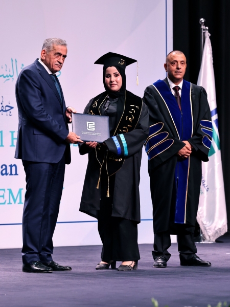 مندوبًا عن سموّ الأميرة ثروت الحسن.. رئيس الجامعة الأردنيّة يرعى تخريج الفَوج الـ45 لكليّة الأميرة ثروت