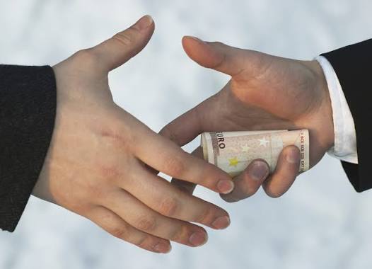 ضبط موظف في الزراعة متلبسًا بتسلّم رشوة مقابل إنجاز معاملات شركة