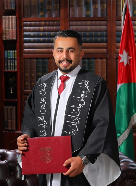 أبناء وأحفاد المرحوم الحاج عبد الكريم المراشدة يهنئون أصيل بالتخرج