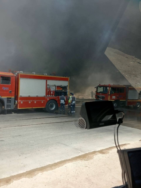 اخماد حريق في هنجر بسوق حلال مادبا