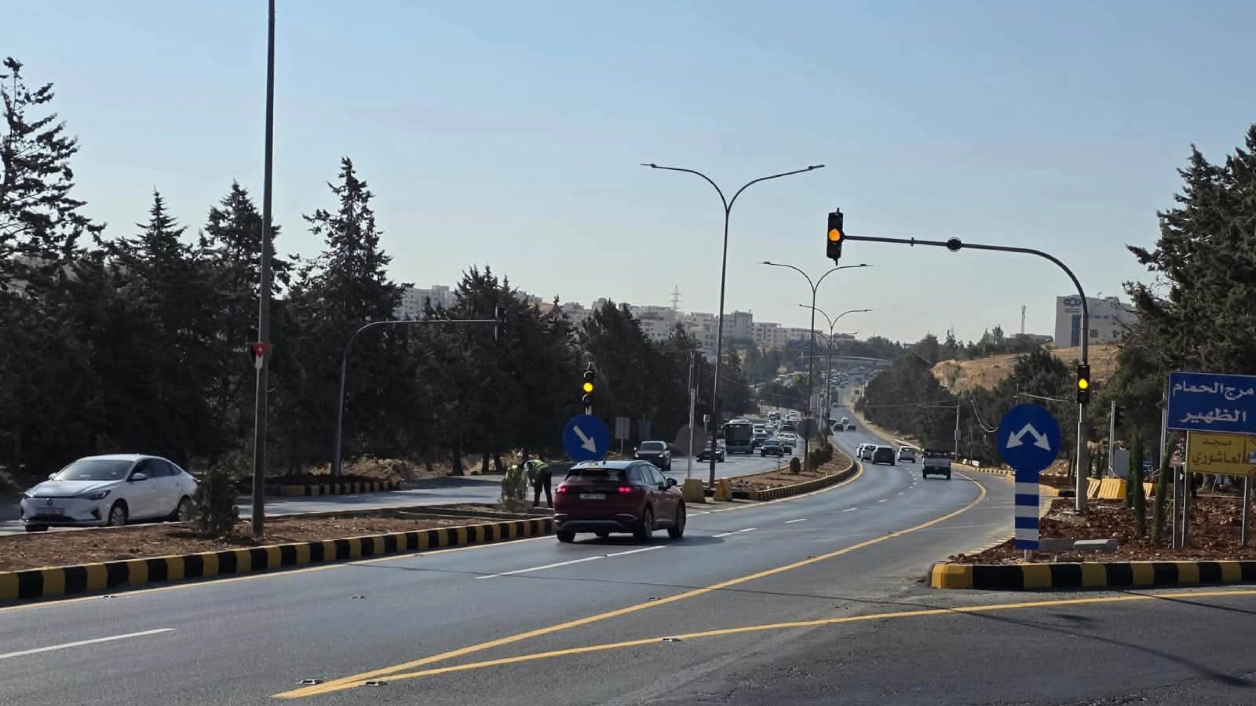 تشغيل اشارة ضوئية جديدة على طريق الملك عبدالله الثاني