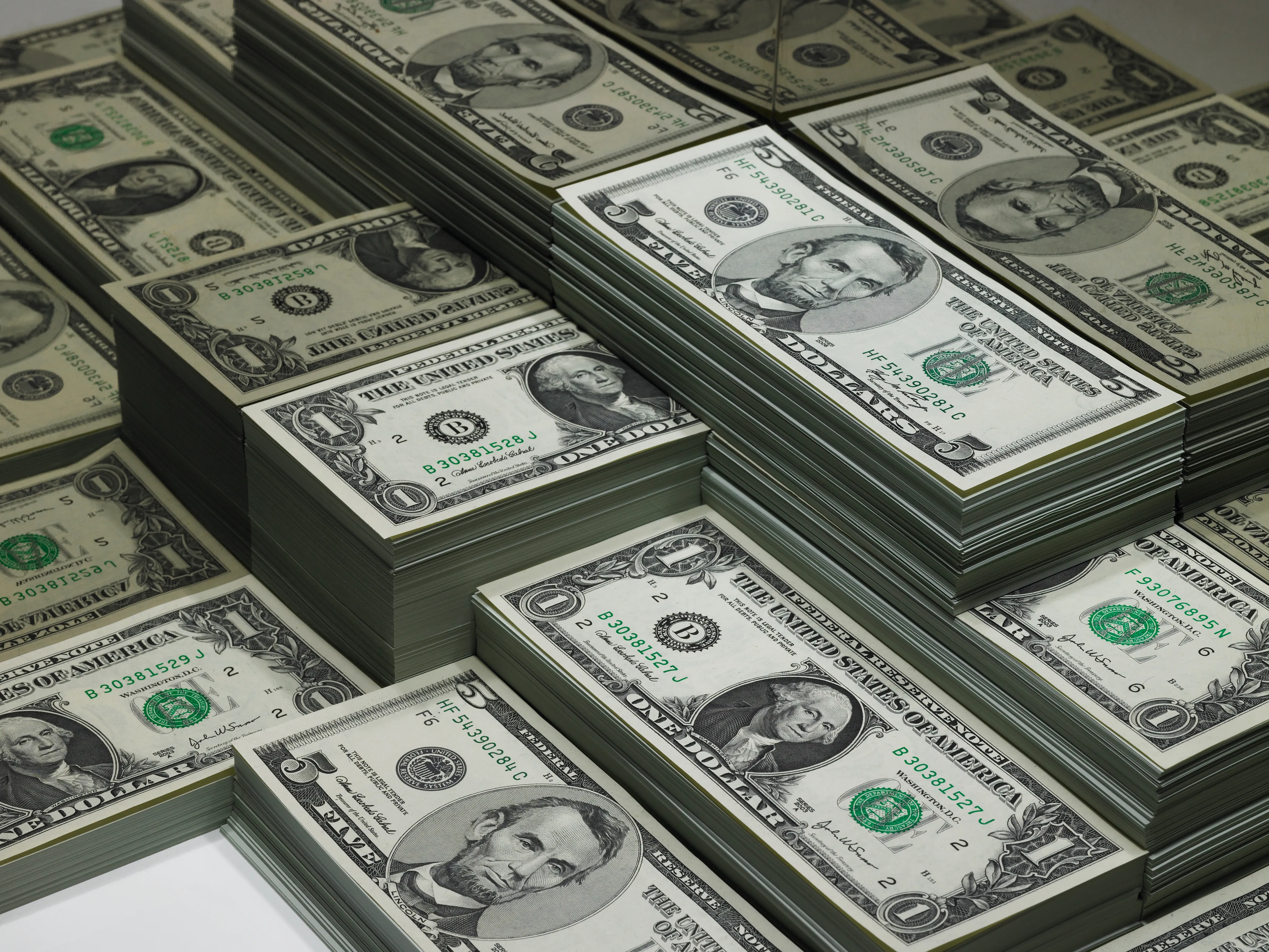 مستقبل المدفوعات الدولية وهل تنجح العملات الوطنية في كسر هيمنة الدولار