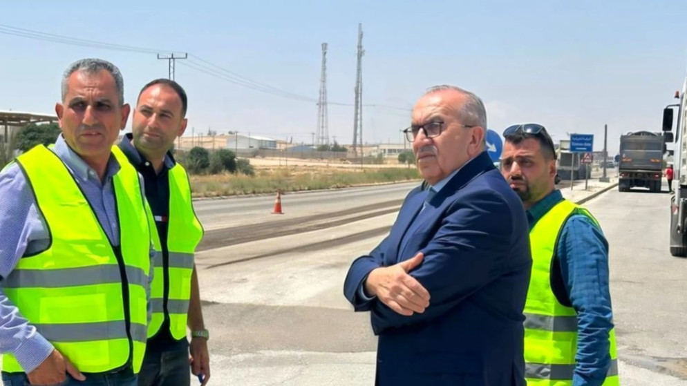 ابو السمن يوجه بتسريع وتيرة العمل في مشروع صيانة طريق خو