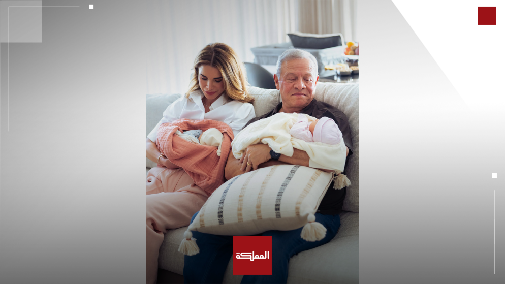 الملكة رانيا تشارك صورة تجمع الملك عبدالله وحفيدتيه التوام تاليا ورانيا