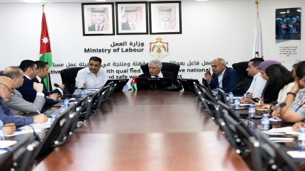 القطامين يبحث مطالب قطاع الالبسة والمحيكات في اربد والزرقاء والمفرق