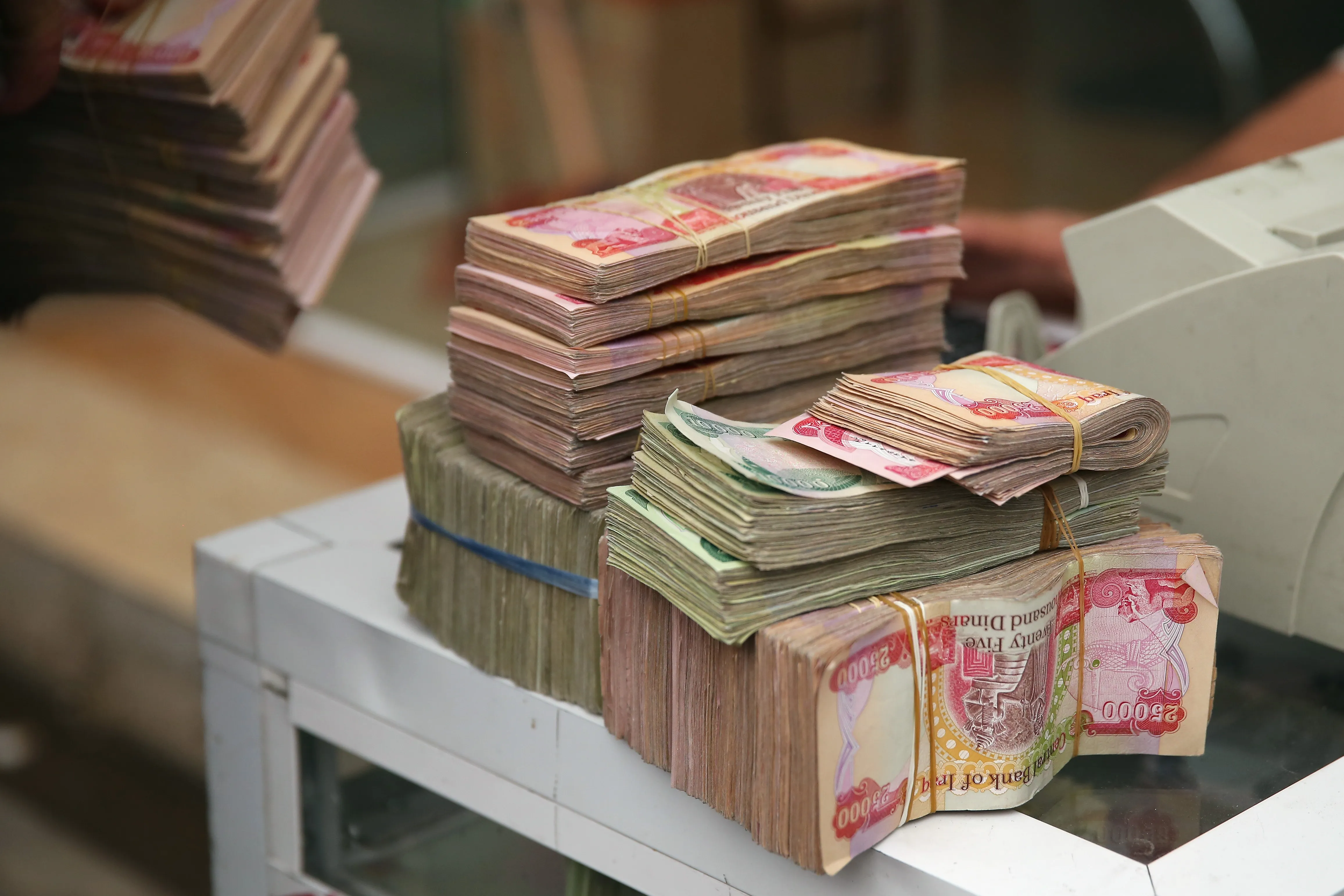 حلول العراق للازمة المالية بين بيع الاصول ومنح اجازات الموظفين