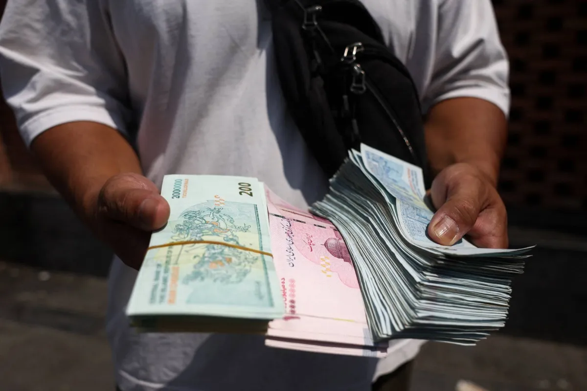انهيار الريال الايراني امام الدولار مع ترقب عقوبات اميركية جديدة