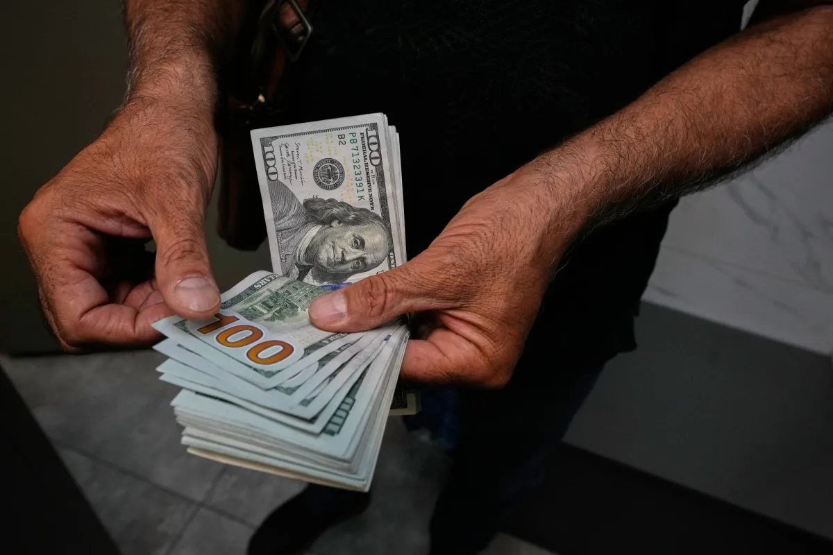 الدولار يكافح لاستعادة توازنه وسط عقوبات ايران وتوقعات اسواق السندات