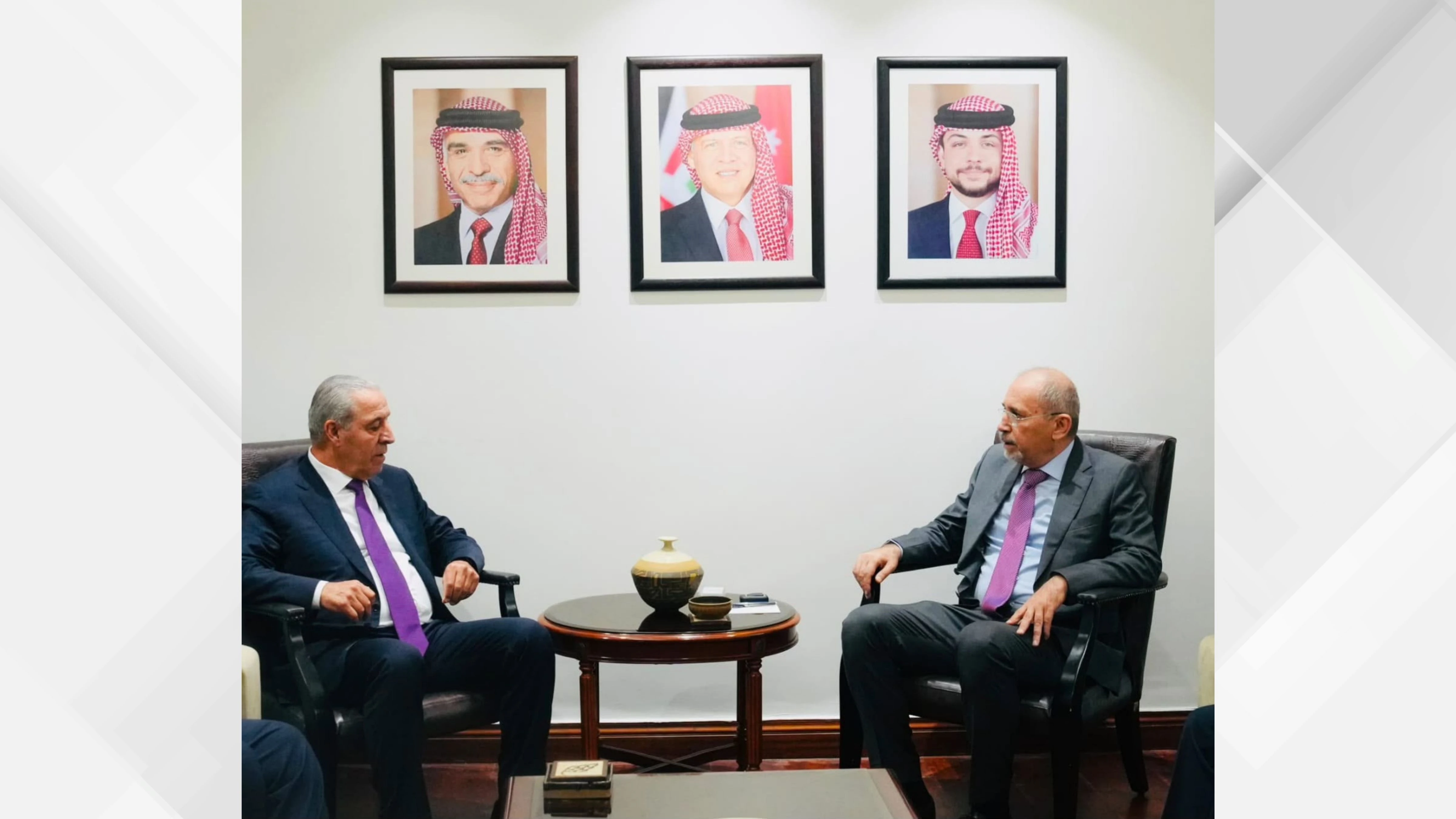 الصفدي يبحث مع حسين الشيخ التطورات الخطيرة في الاراضي الفلسطينية