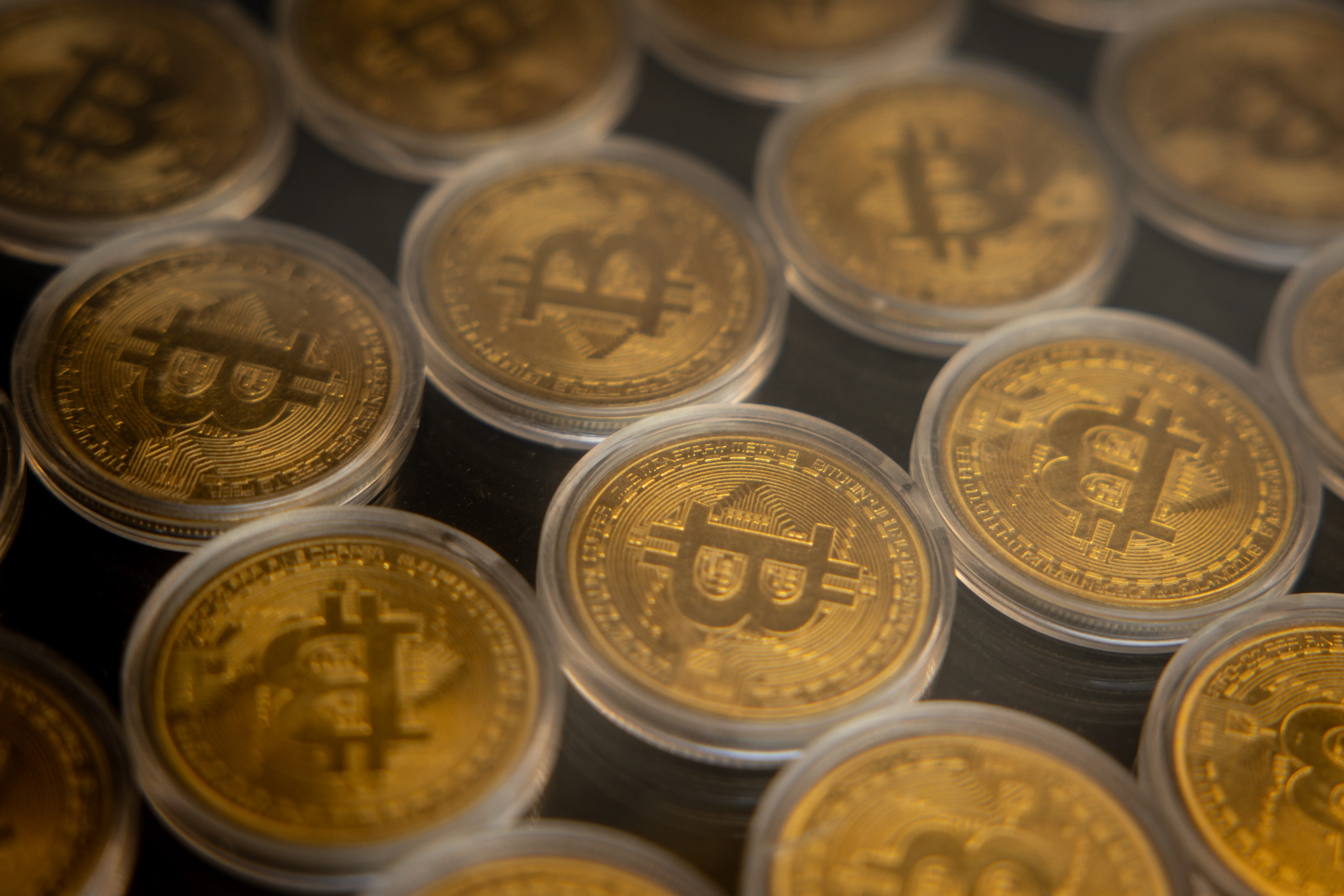 بيتكوين تتخطى حاجز 80 الف دولار بدعم من تراجع الدولار