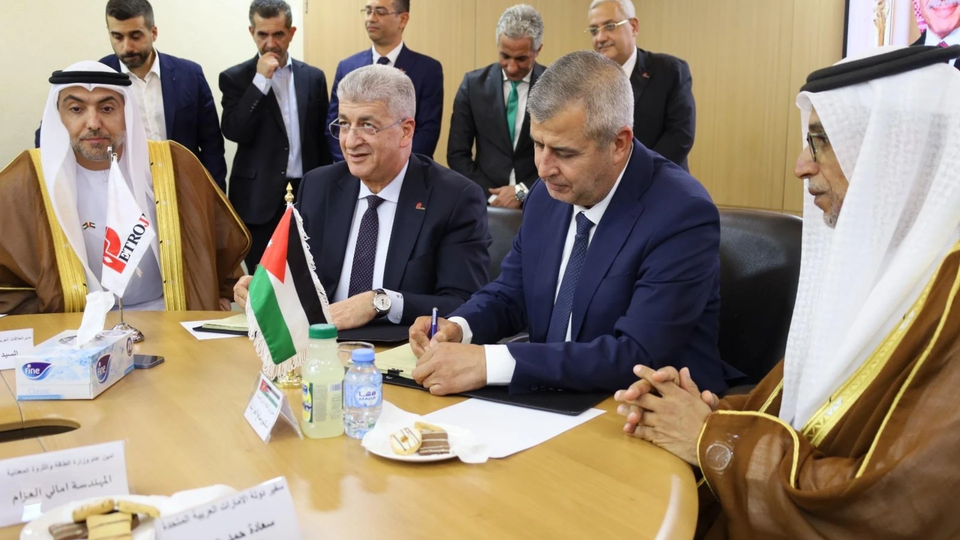 الاردن يوقع عقود تزويد مدينتي الموقر والروضة بالغاز الطبيعي بتمويل اماراتي