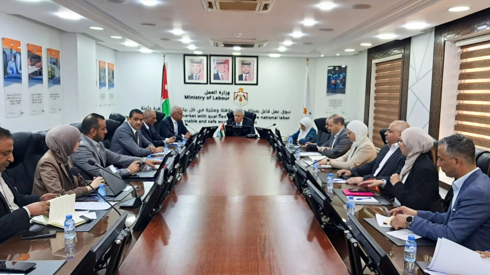 وزير العمل يؤكد اولوية تشغيل ذوي الاعاقة وتطوير منصة سجل الوطنية
