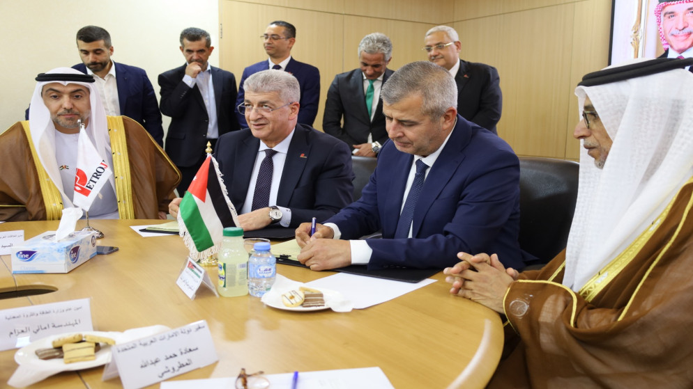 توقيع اتفاقيات تزويد مدينتي الموقر والروضة بالغاز الطبيعي بتمويل إماراتي