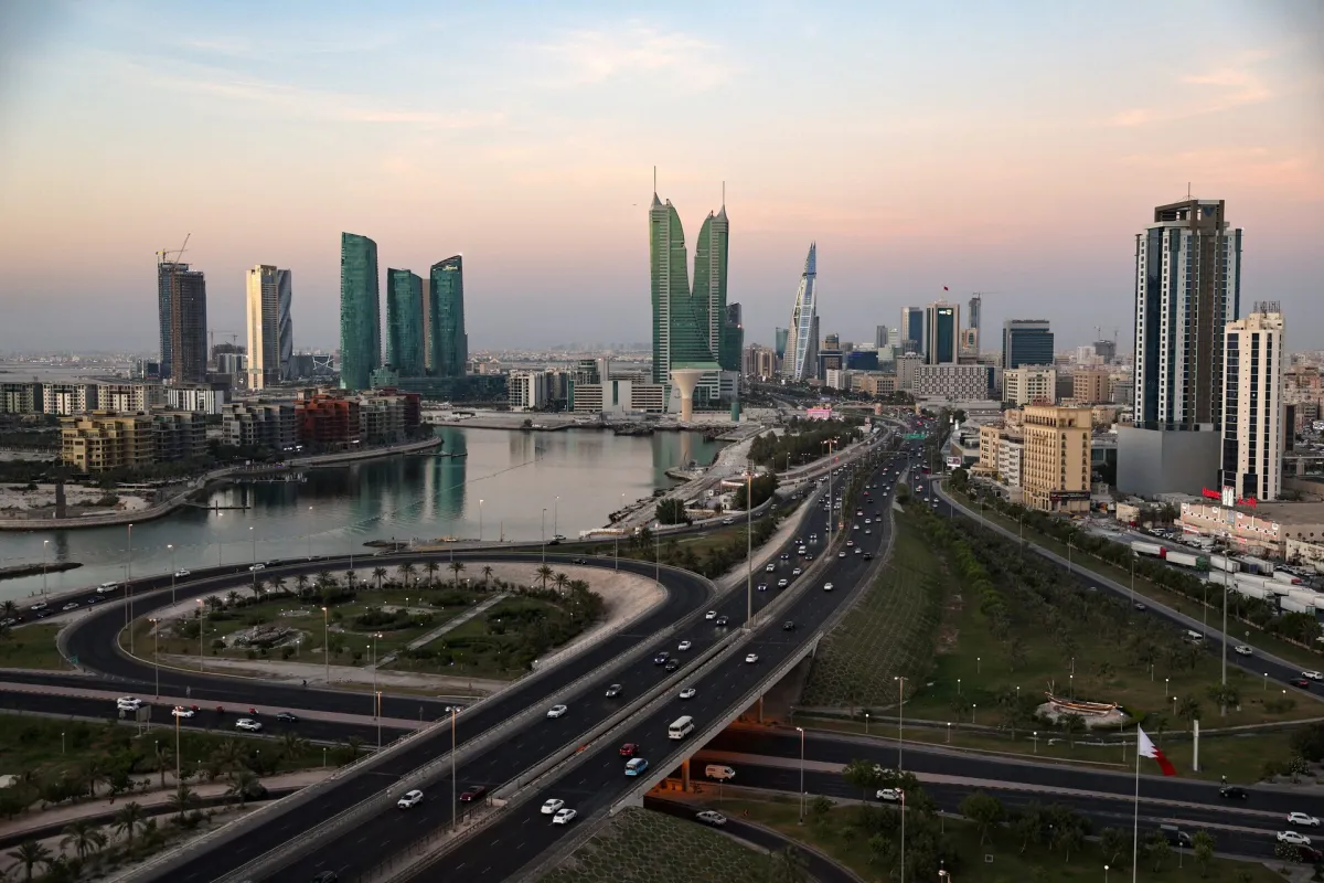 تأثير اضطرابات الملاحة في هرمز على اقتصاد البحرين ونمو القطاعات غير النفطية