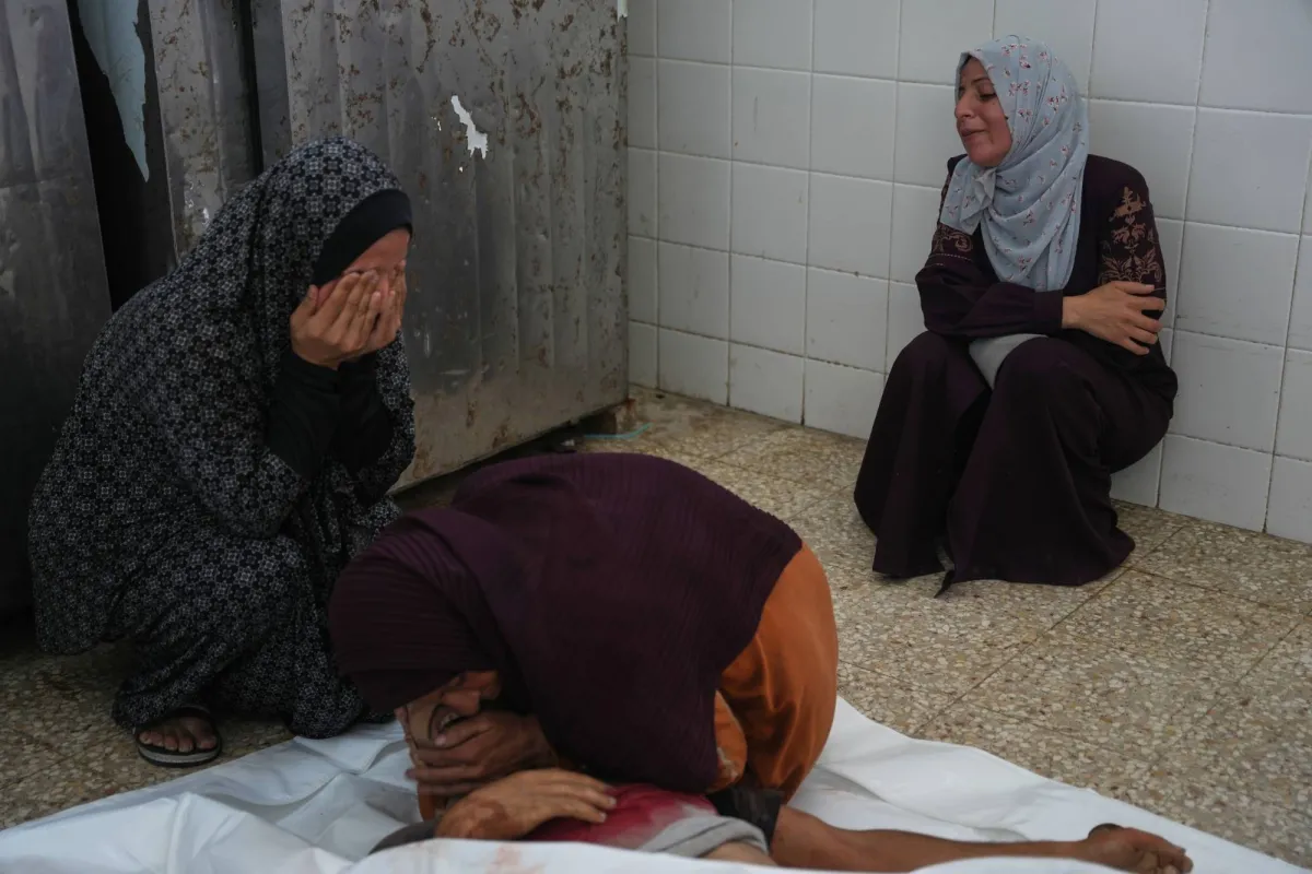 مقتل فلسطينيين بينهم طفل في غارة اسرائيلية على دير البلح