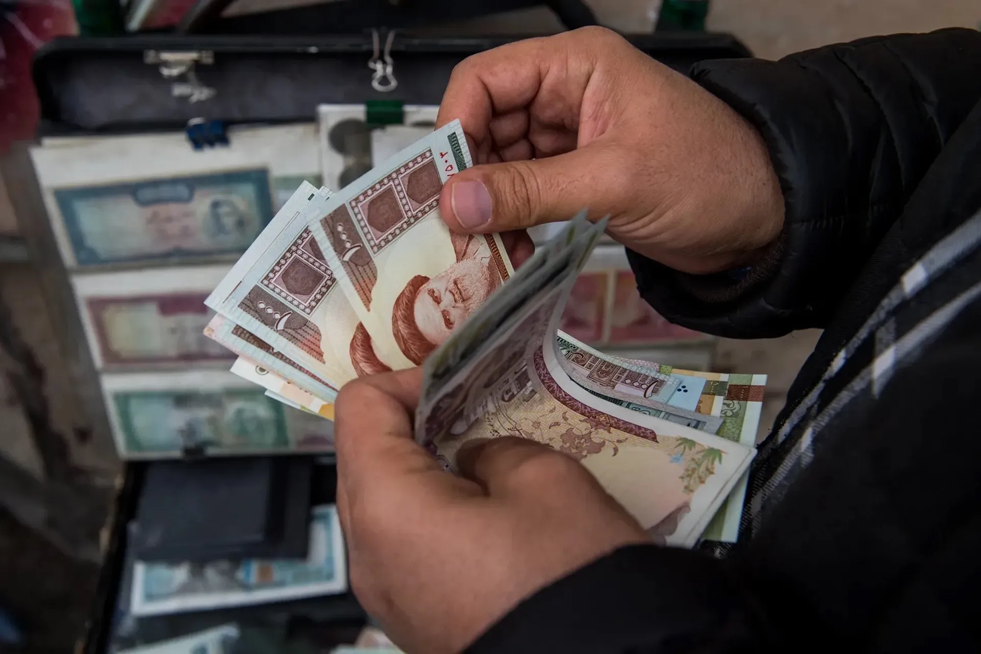 استراتيجية البنك المركزي الايراني لدعم الريال بملياري دولار ومخاطر استنزاف الاحتياطيات