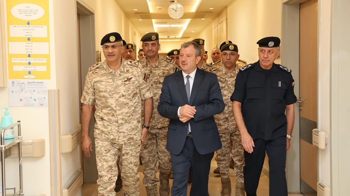 رئيس هيئة الاركان ومديرو الاجهزة الامنية يطمئنون على مصابي خدمة العلم ويقدمون واجب العزاء