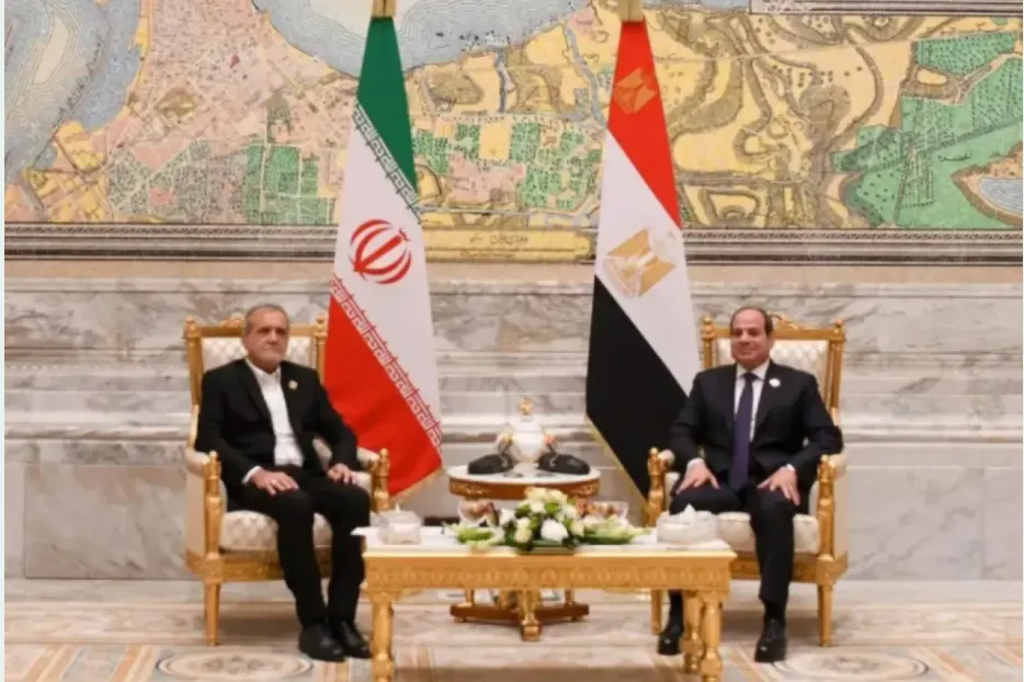 السيسي يدعو ايران لوقف التصعيد خلال لقاء مع بزشكيان في قمة بريكس