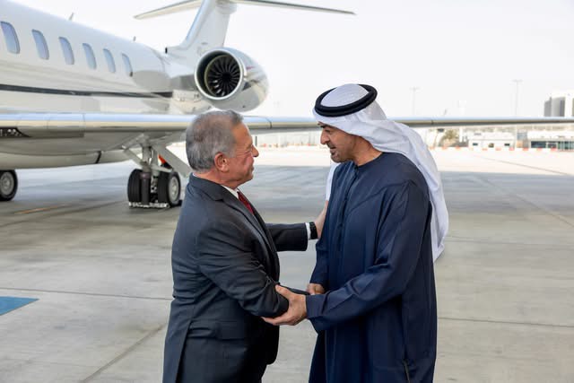 الملك وولي العهد يصلان أبوظبي.. والشيخ محمد بن زايد في مقدمة مستقبليهما