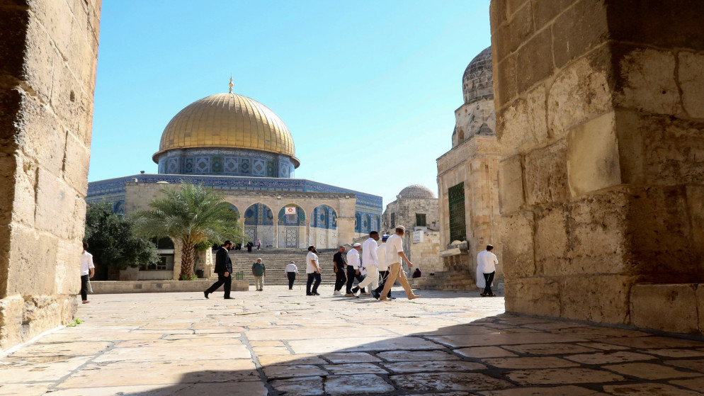 اقتحامات واسعة للمسجد الاقصى وقرارات ابعاد مكثفة بحق المقدسيين