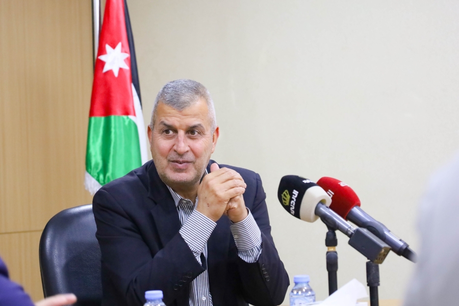 في اعقاب الزيارة الملكية للصين .. الخرابشة يوقع مذكرة تفاهم لتطوير مشروع للهيدروجين الأخضر في العقبة