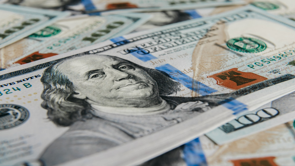 الدولار يقترب من ذروة اسبوعين وسط صعود عوائد السندات واسعار النفط
