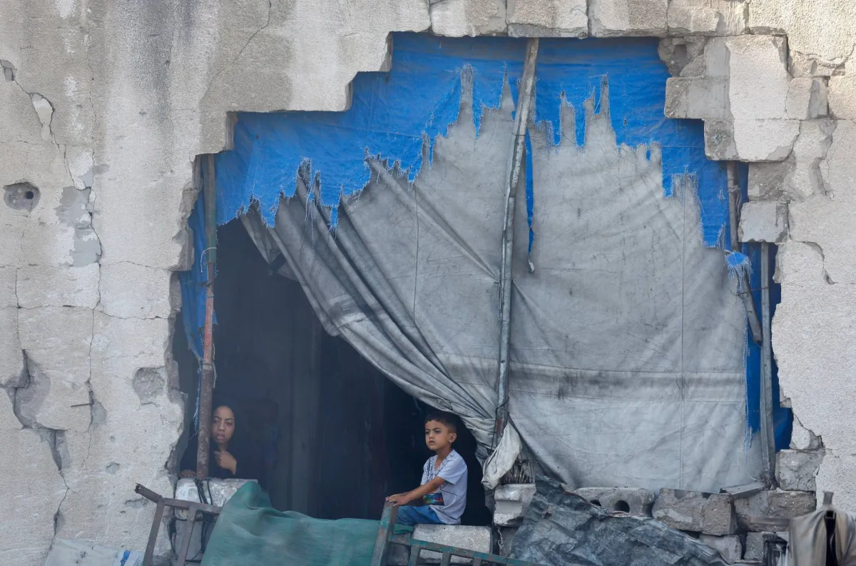 كارثة انسانية في غزة انهيار مبنى سكني وتحذيرات من ابادة صحية