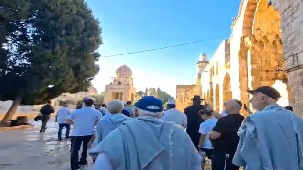 مستوطنون يقتحمون باحات المسجد الاقصى بحماية الاحتلال
