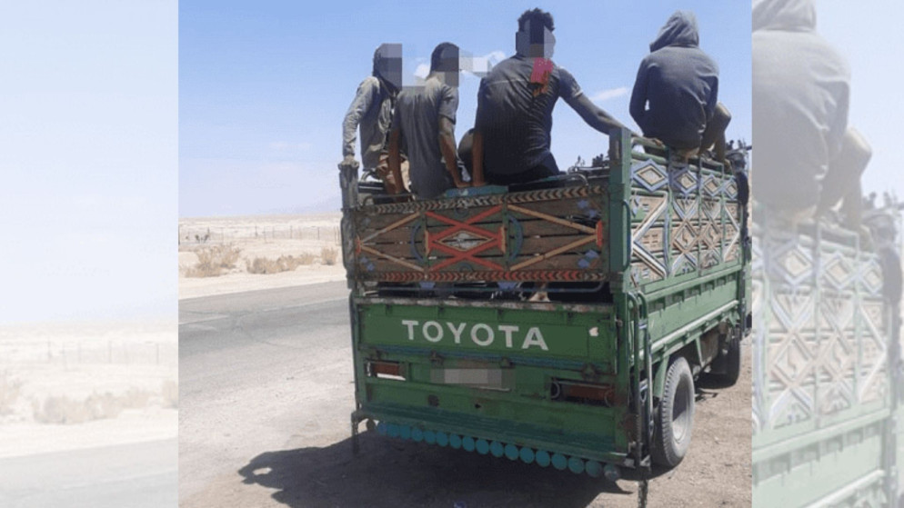ضبط مركبة تقل 14 راكبا في صندوقها ومخالفات سرعة على الطرق الخارجية