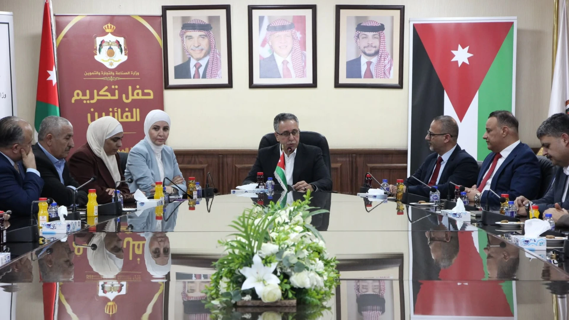 وزير الصناعة يؤكد ان التميز والريادة ركيزتان لجودة الخدمات الحكومية
