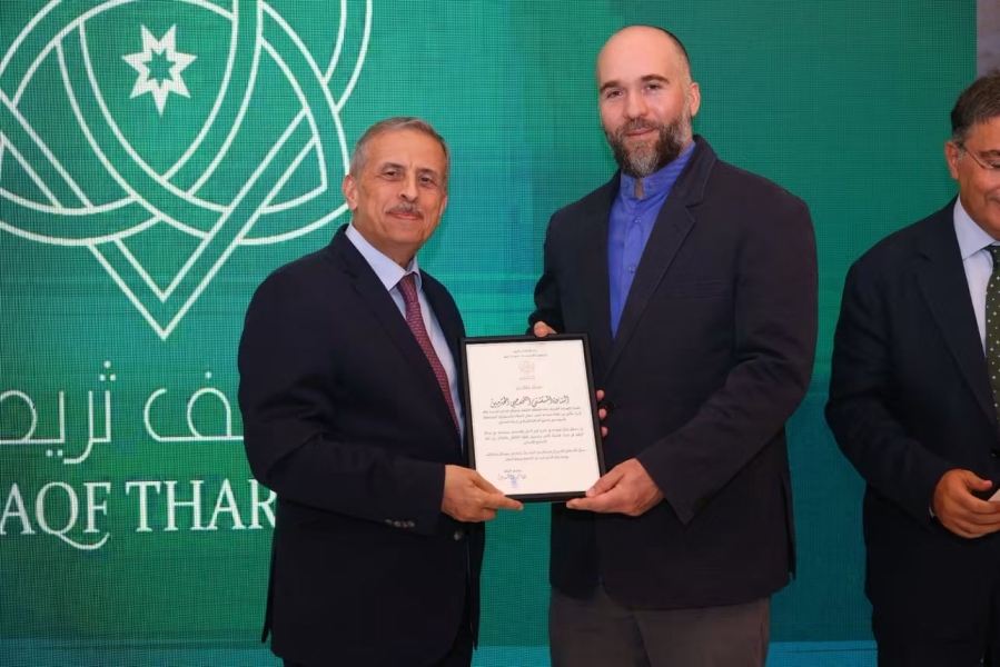 سمو الأمير هاشم بن الحسين يكرم المستشفى التخصصي لدعمه لمسيرة وقف ثريد