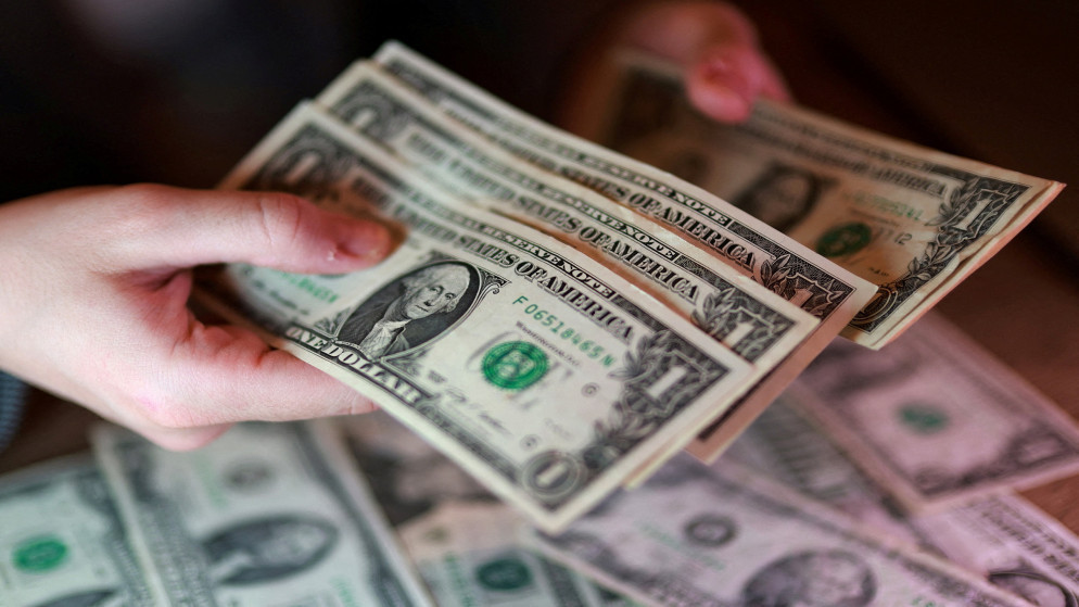 الدولار يحافظ على مكاسبه قرب اعلى مستوياته وسط ترقب لقرارات الفائدة