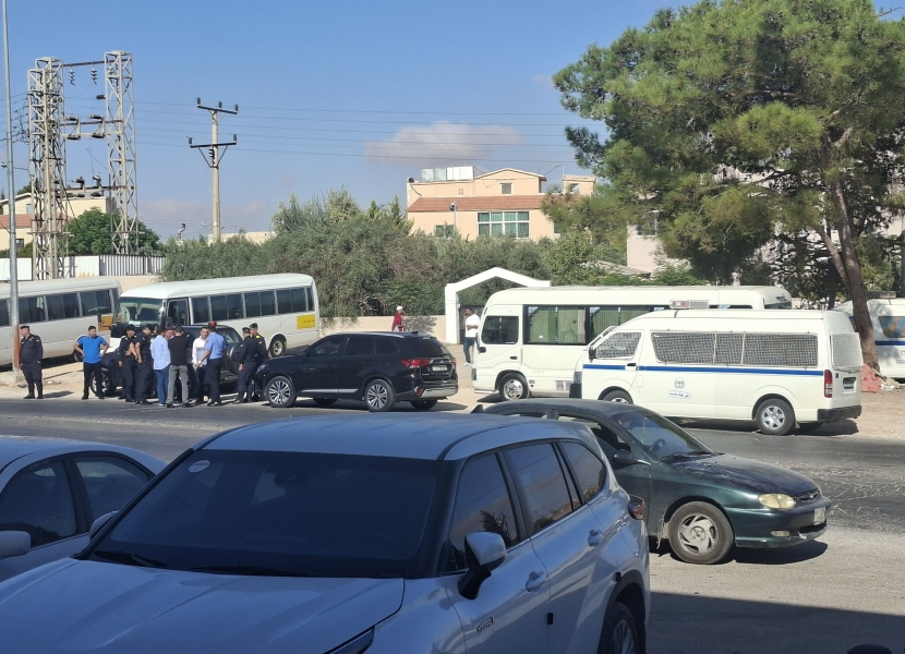 مالكو باصات مادبا–ذيبان يحتجون على نقل مركبات الخصوصي الركاب مقابل أجر