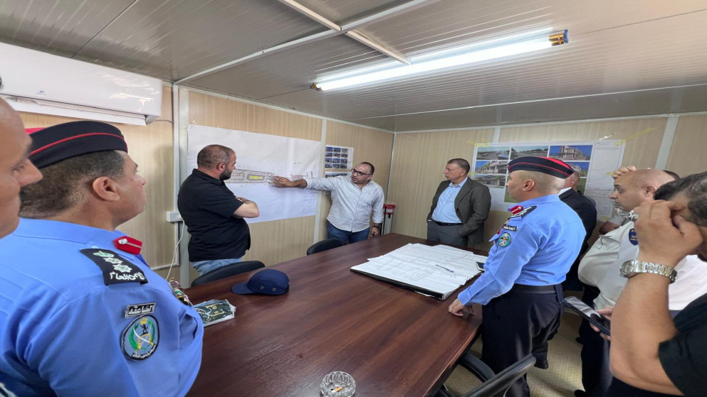 وزير الداخلية يتفقد سير العمل واجراءات المسافرين في جسر الملك حسين
