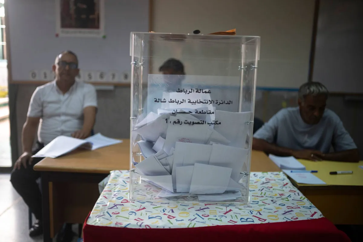 المغاربة يتوجهون لصناديق الاقتراع في انتخابات برلمانية حاسمة قبيل مونديال 2030