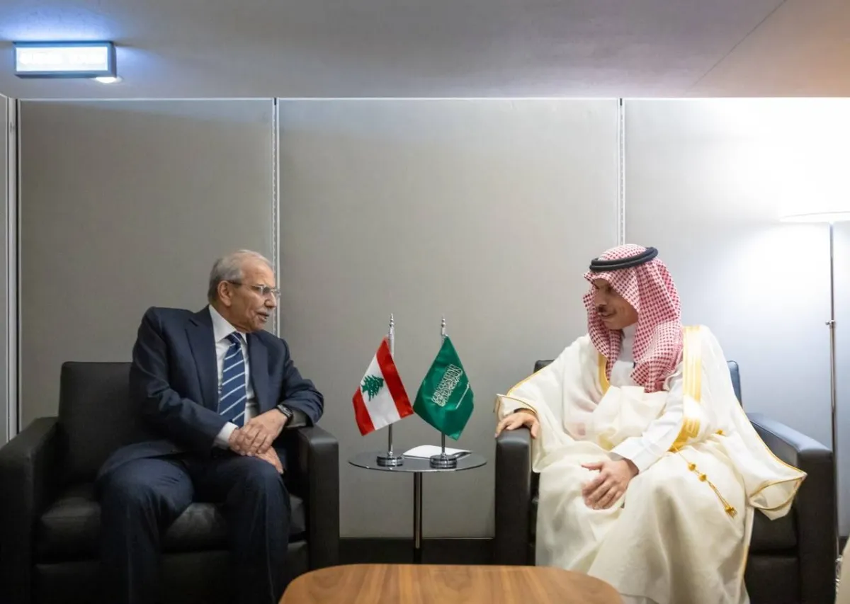 وزير الخارجية السعودي يبحث مع رئيس الوزراء اللبناني تعزيز العلاقات المشتركة