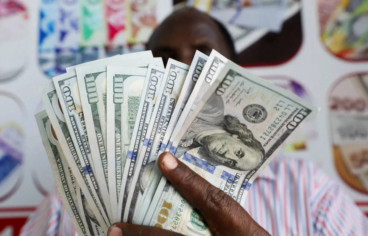 الدولار يواصل الصعود قرب اعلى مستوياته بدعم من اسعار النفط