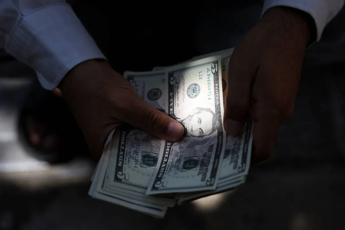 الدولار يواصل الصعود ويقترب من اعلى مستوياته في شهرين