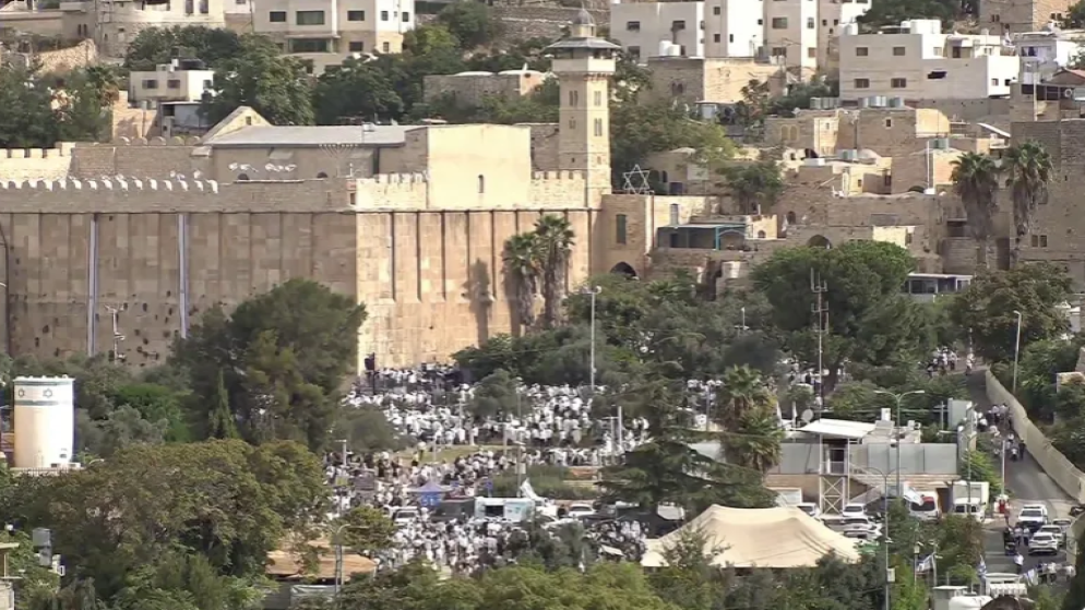 مستوطنون يقتحمون المسجد الاقصى والحرم الابراهيمي تزامنا مع اعتداءات واسعة في الضفة