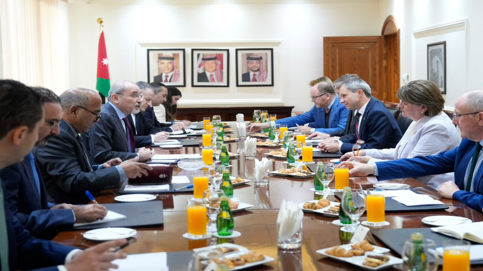 الصفدي يبحث مع وفد برلماني بريطاني تعزيز العلاقات الثنائية وتطورات المنطقة