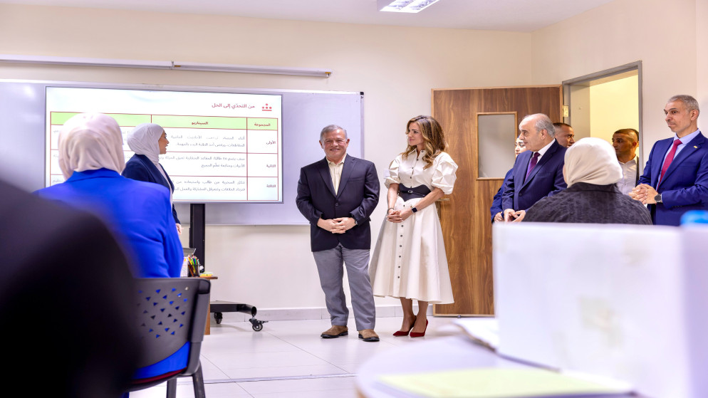 الملك والملكة يزوران مدرسة في العقبة احتفاء باليوم العالمي للمعلمين