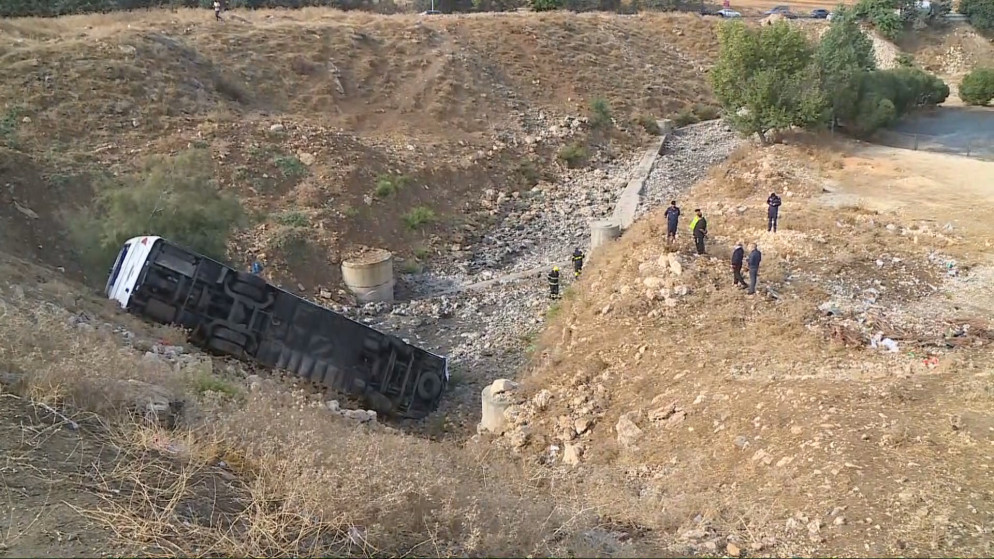 وفاة واصابة العشرات في حادث حافلة على طريق المطار