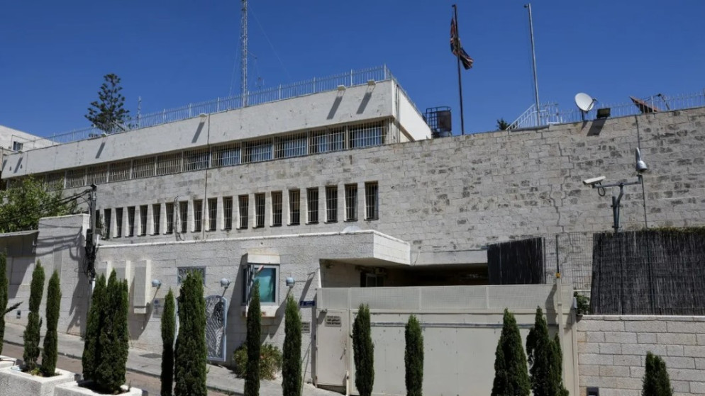 بريطانيا تزيل لافتات قنصليتها في القدس عقب قرار اسرائيلي بالاغلاق