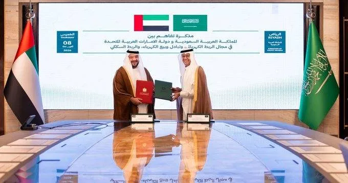 تعاون استراتيجي بين السعودية والامارات لتعزيز الربط الكهربائي والسككي
