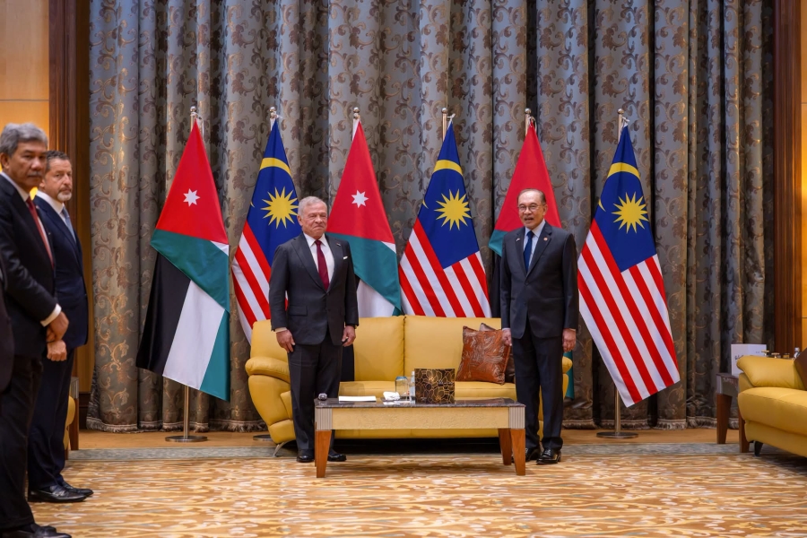 الملك يلتقي رئيس الوزراء الماليزي في كوالالمبور