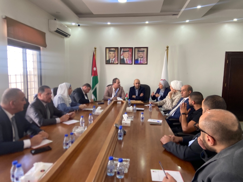 بحث تطوير خدمات نقل العاملين إلى مواقع المدن الصناعية الاردنية