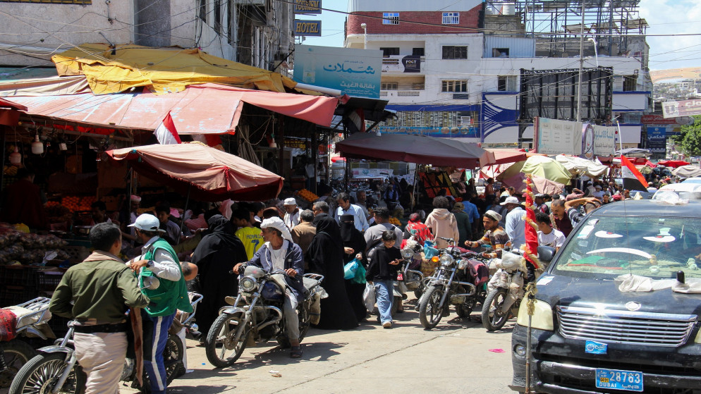 معاناة سكان تعز تتفاقم تحت وطأة القصف والحصار الخانق